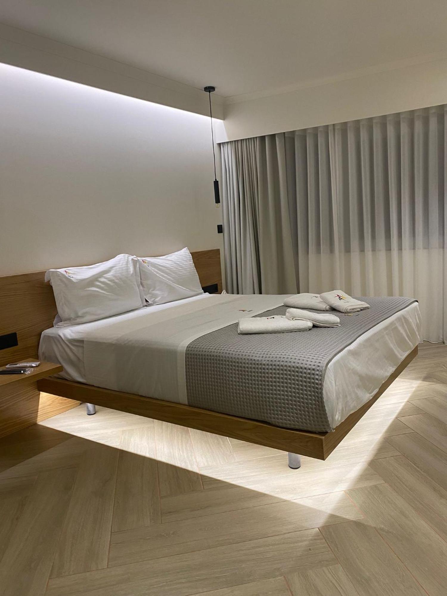 Triple A - Near Ermou Shopping Street - Family Hospitality - Free Parking! Atenas Exterior foto
