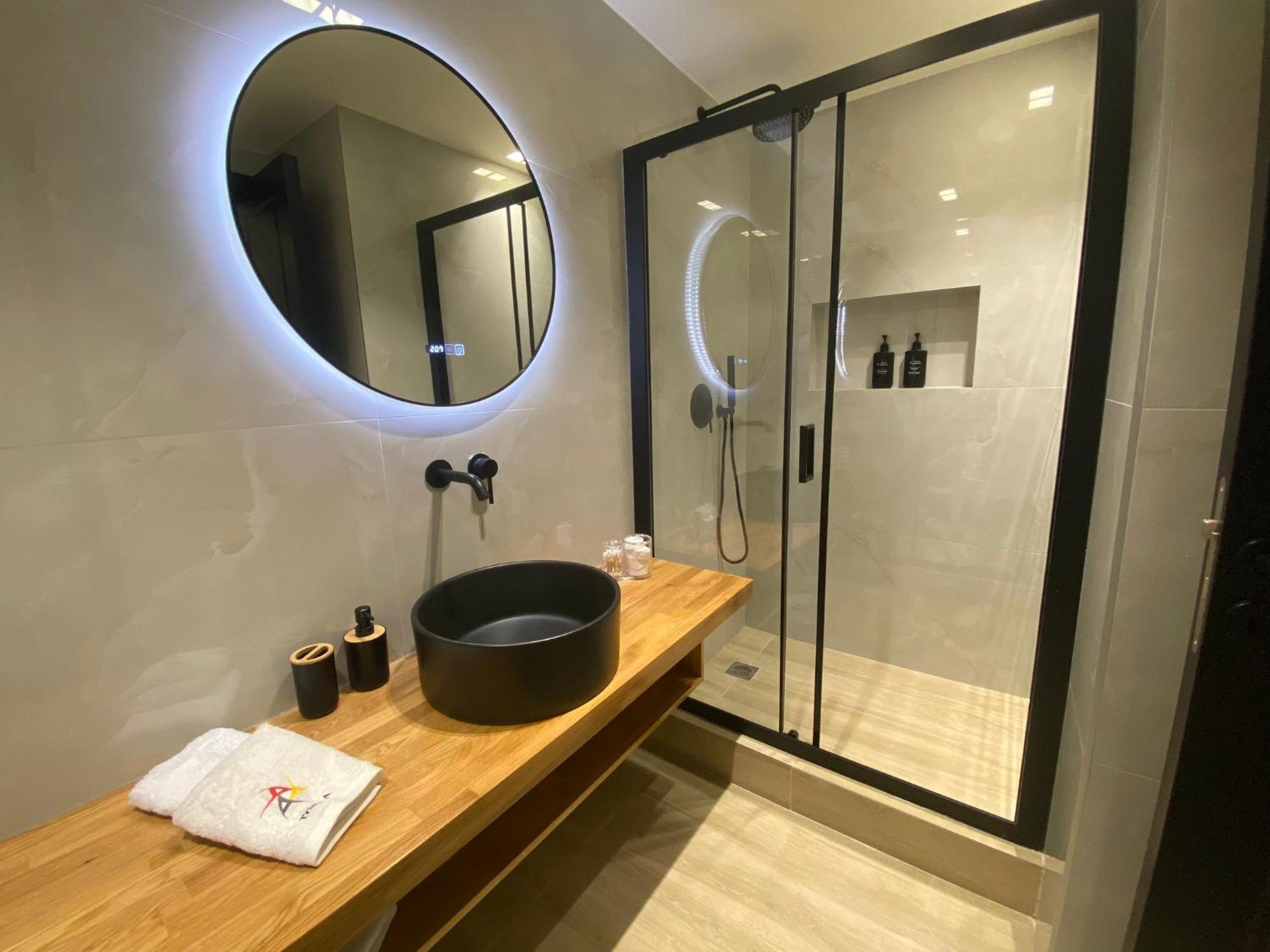 Triple A - Near Ermou Shopping Street - Family Hospitality - Free Parking! Atenas Exterior foto