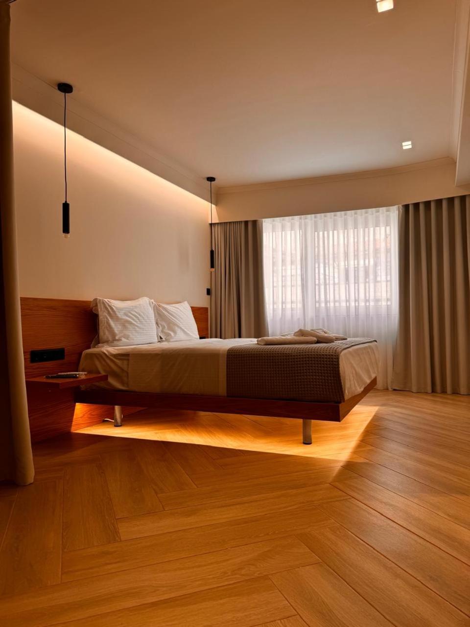 Triple A - Near Ermou Shopping Street - Family Hospitality - Free Parking! Atenas Exterior foto