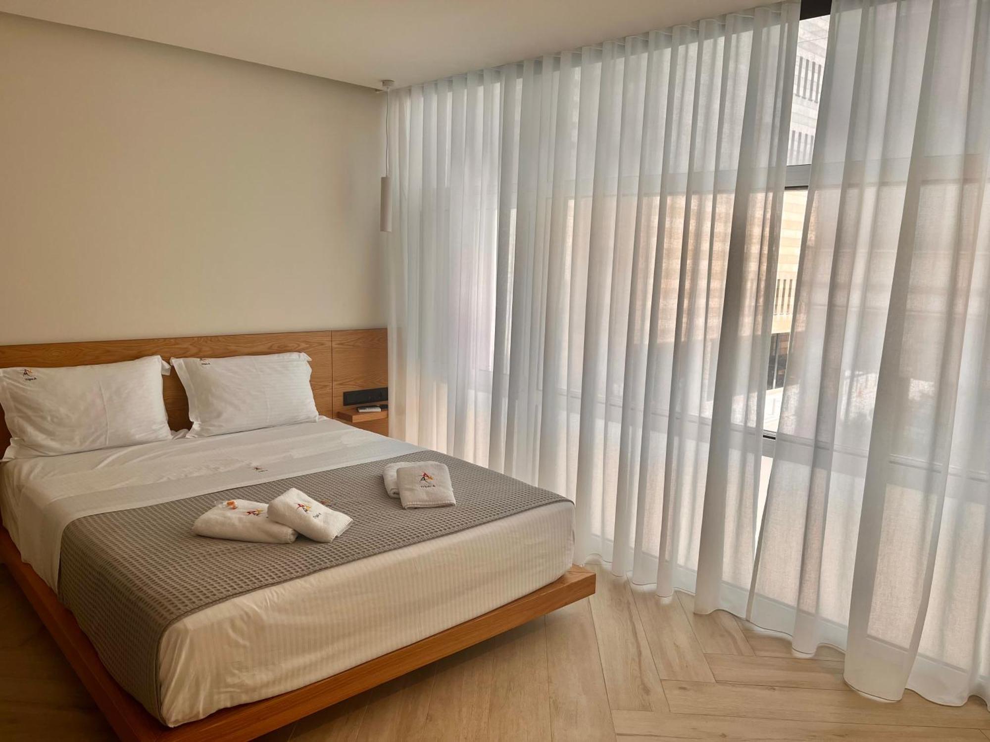 Triple A - Near Ermou Shopping Street - Family Hospitality - Free Parking! Atenas Exterior foto