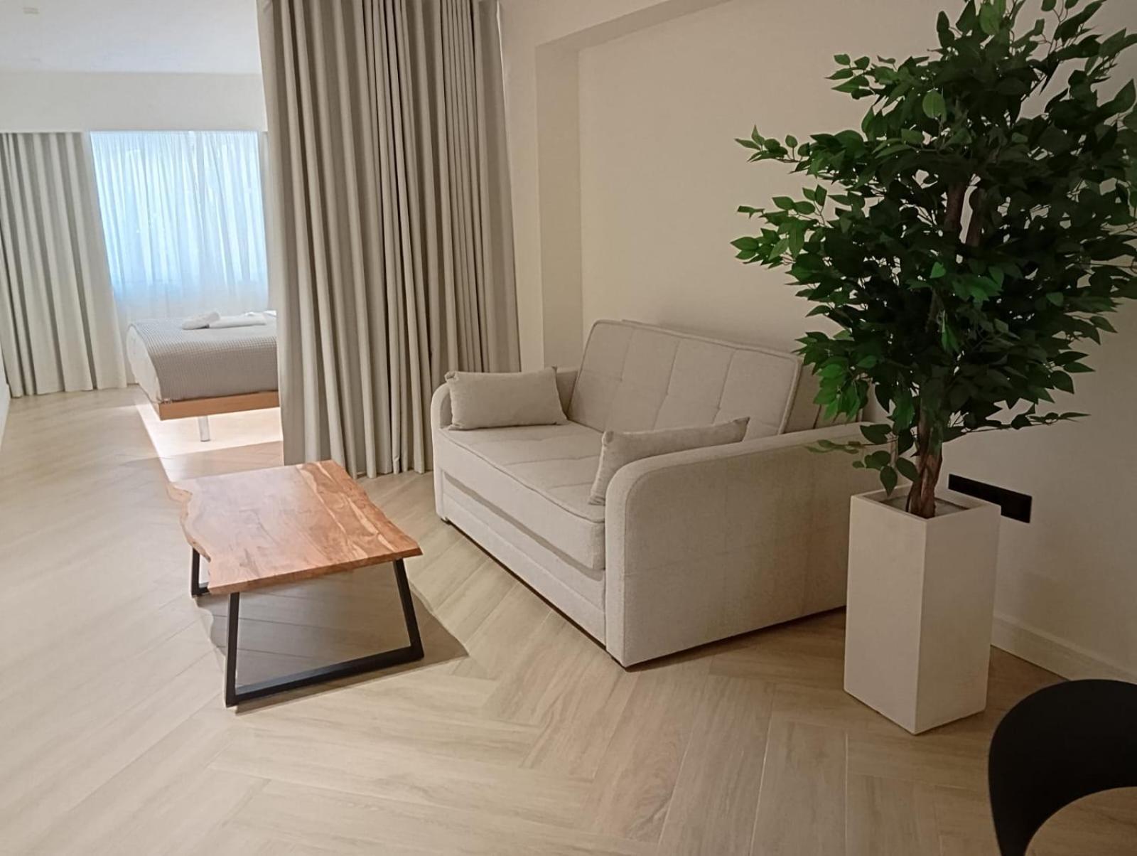 Triple A - Near Ermou Shopping Street - Family Hospitality - Free Parking! Atenas Exterior foto